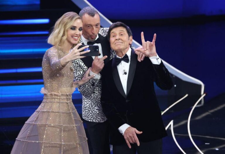 Il selfie di Amadeus e Chiara Ferragni al Festival di Sanremo del 2023