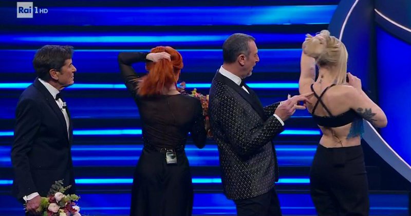 Mara Sattei e Noemi mostrano a Sanremo 2022 durante la serata delle cover il tatuaggio dedicato a Gigi d'Ag