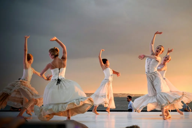 ballerine con abiti lunghi che danzano all'aperto