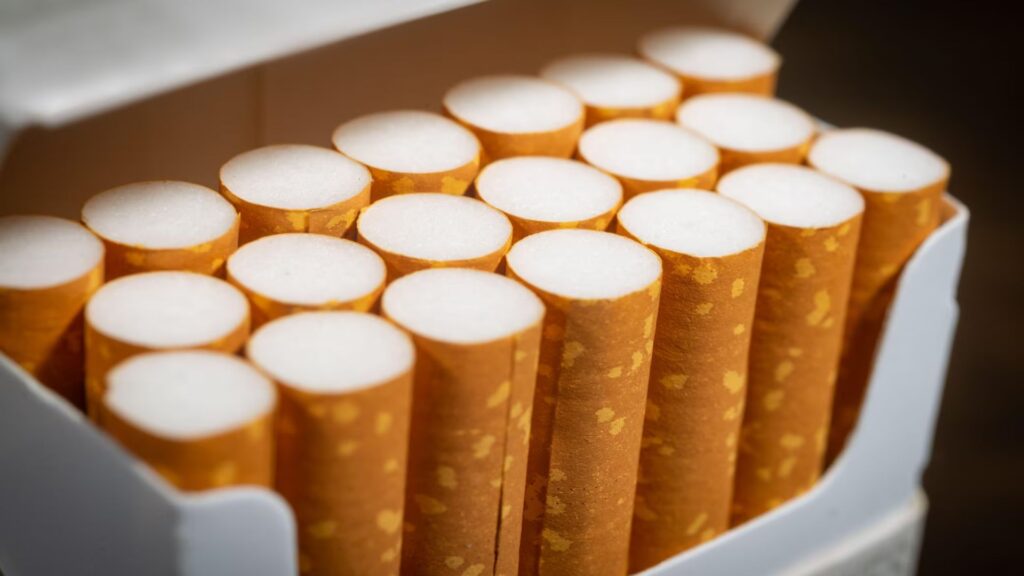 un pacchetto pieno di sigarette aperto per la giornata mondiale senza tabacco - totalmarketing