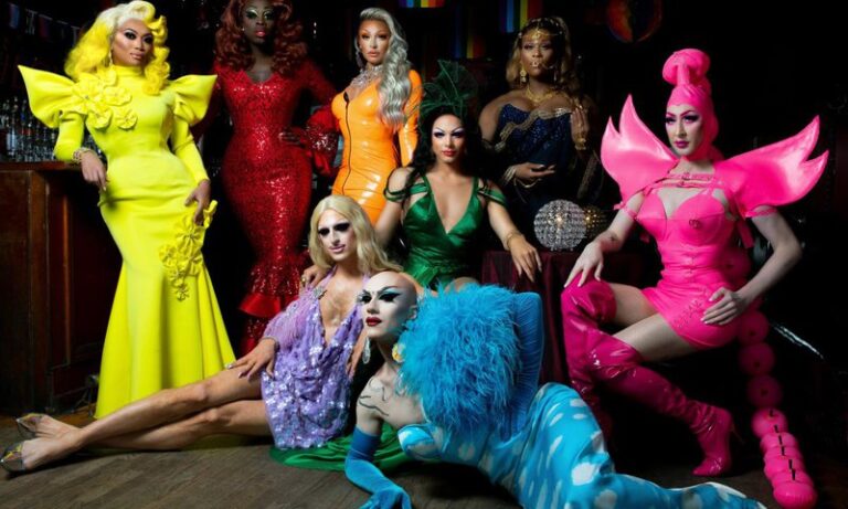 icone gay: le drag queen in posa con i vestiti che richiamano i colori della bandiera LGBTQIA+