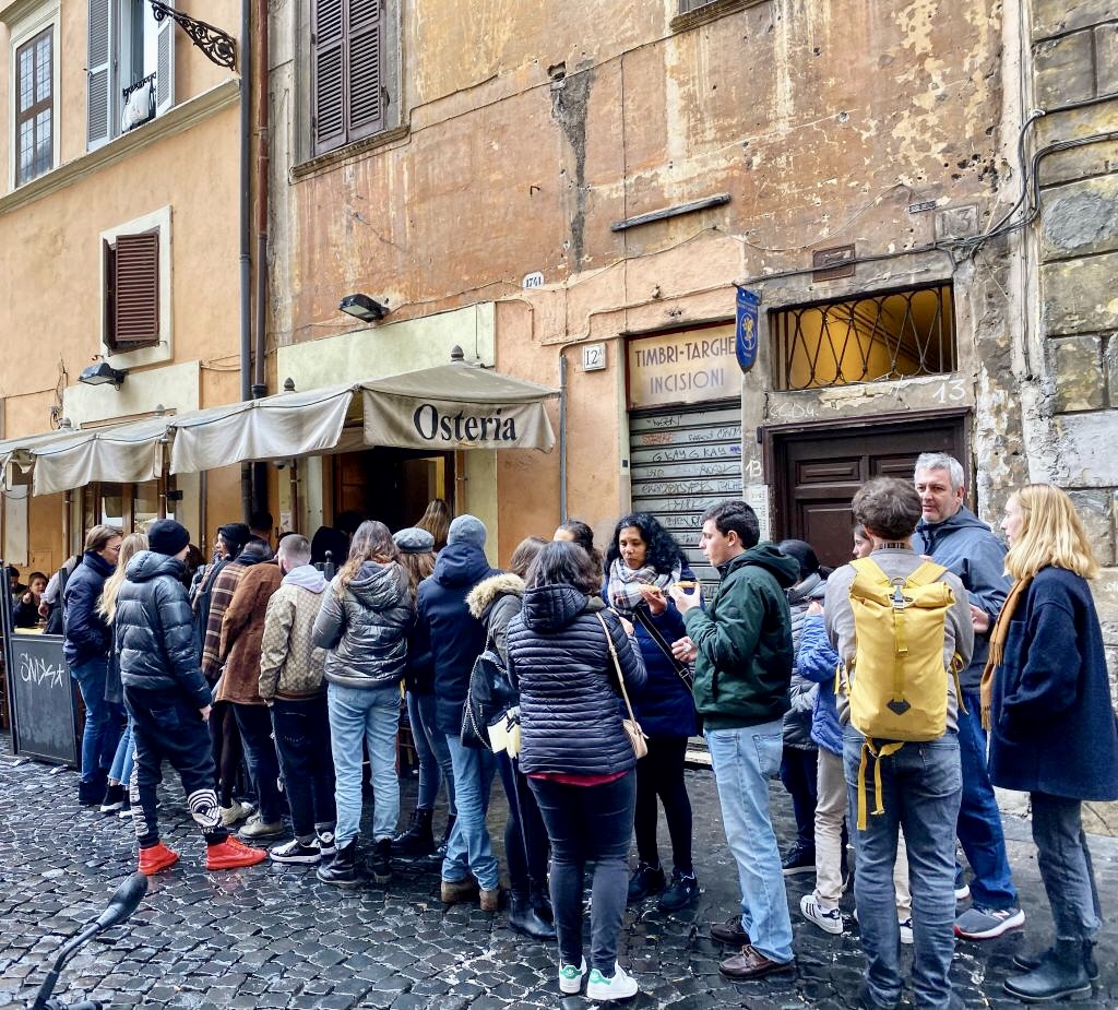 persone in coda mentre attendono di mangiare in uno dei migliori ristoranti tipici a Roma