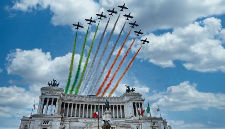 Il volo delle frecce tricolori durante la Festa della Repubblica