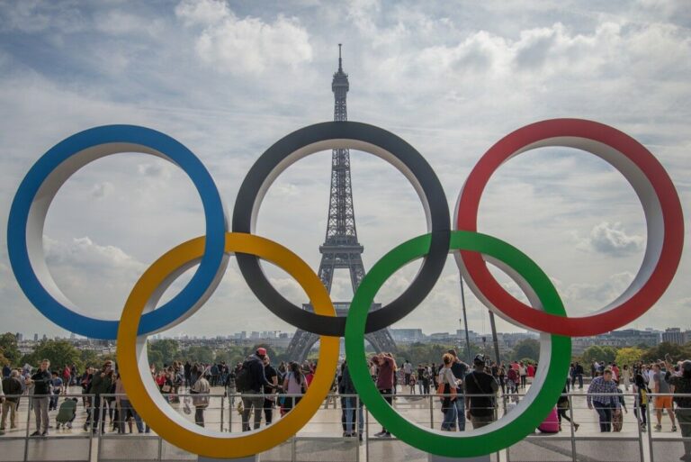 I cinque cerchi olimpici e lo sfondo della Torre Eiffel per l'attesa per i giochi che è un altro grande evento lato marketing di luglio