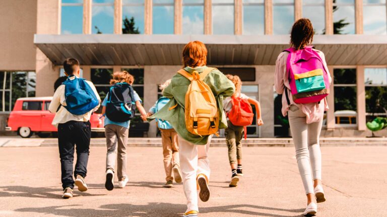 Bambini che vanno a scuola con lo zaino: lo zaino è un esempio di come fare marketing e vendere al target giusto