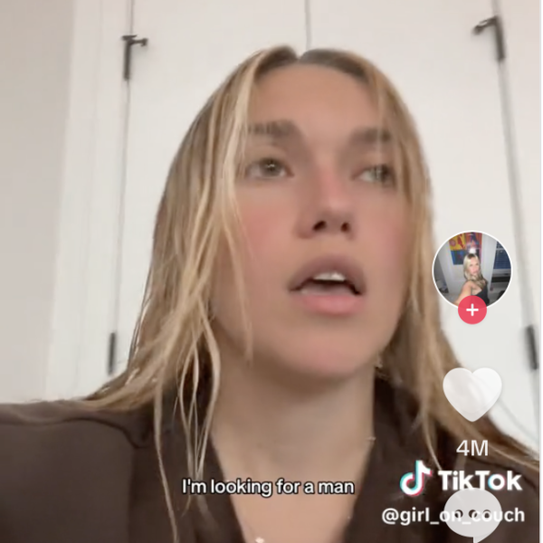 Persona che sta eseguendo su TikTok il trend dell'uomo ricco