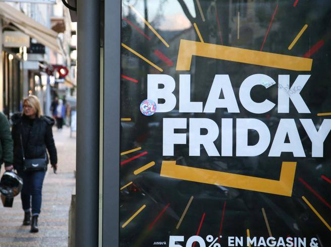 vetrina con locandina del black friday